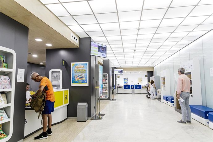 Archivo - Varias personas en la oficina de Correos de la calle Conde de Peñalver, a 21 de julio de 2023, en Madrid 