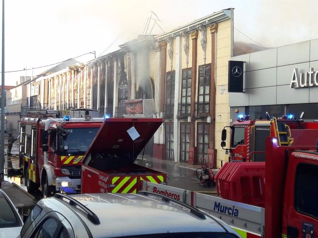 La patronal del ocio nocturno afirma que llevan 10 años promoviendo la seguridad en las discotecas. En la imagen, la fachada de la discoteca en donde se ha producido el incendio.