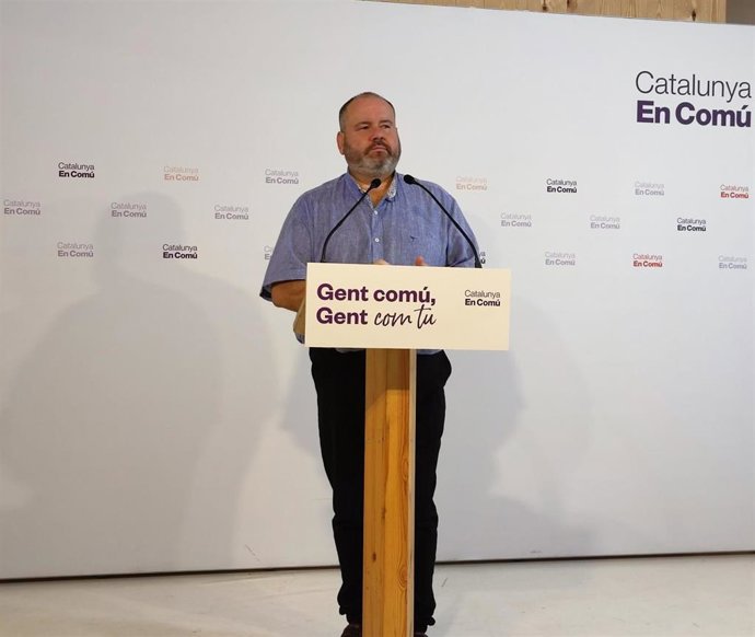 El portavoz de los comuns, Joan Mena, en una rueda de prensa este lunes.