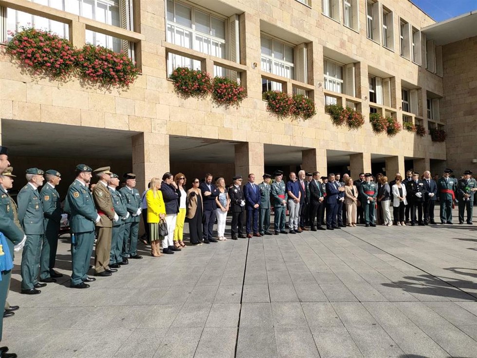 Minuto de silencio en la plaza del Ayuntamiento de Logroño por las víctimas del incendio de Murcia