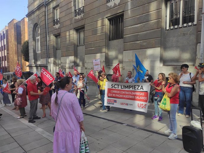 Manifestación de los trabajadores de la empresa SCT frente a Correos