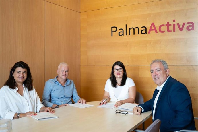 Firma del convenio entre PalmaActiva y  Defcon Palma Informática para incorporarse a la Red Activa de Empresas.
