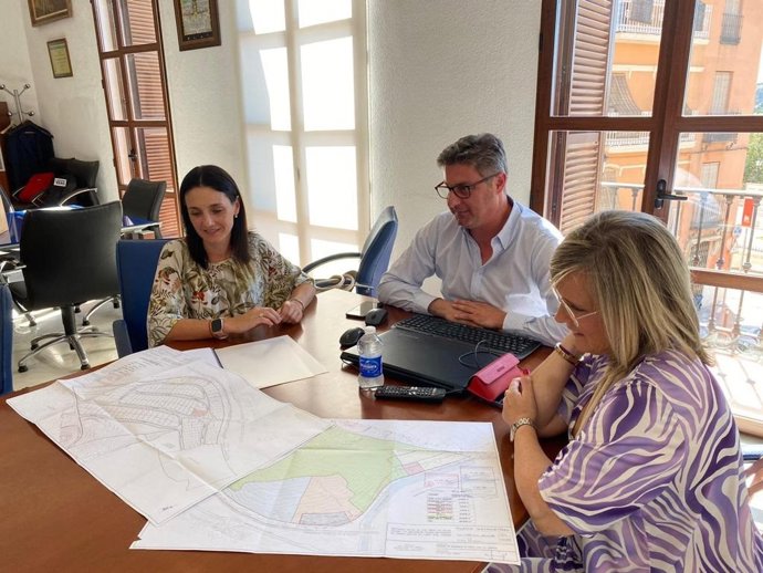 La vicepresidenta segunda de la Diputación y responsable de la Empresa Provincial del Suelo y Vivienda (Cinco SA), Marta Siles (izda.), en la reunión con el alcalde de Puente Genil, Sergio Velasco.