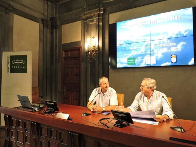El alcalde de La Puebla de los Infantes y diputado provincial, junto con uno de los coordinadores del programa.