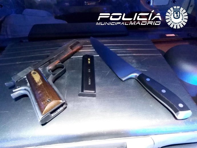 Pistola y cuchillo intervenidos.