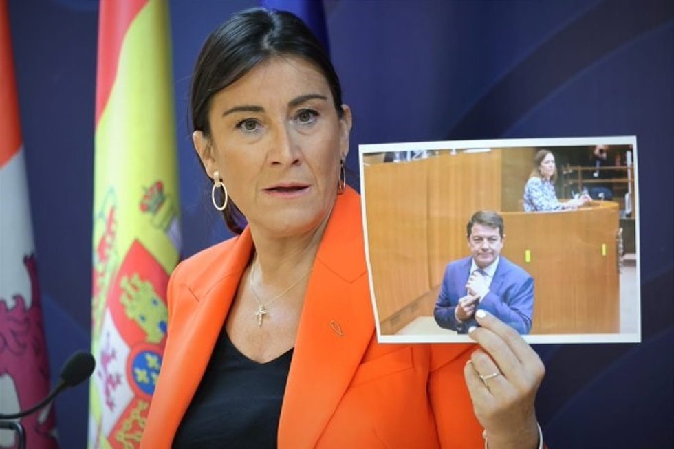 Ana Sánchez muestra una foto en rueda de prensa de la peineta de Mañueco