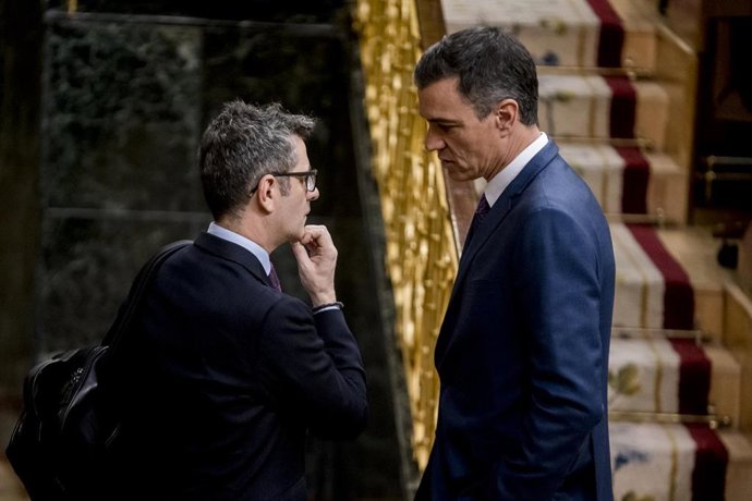 Archivo - El ministro de Presidencia, Relaciones con las Cortes y Memoria Democrática, Félix Bolaños (i), y el presidente del Gobierno, Pedro Sánchez (d), conversan durante una sesión plenaria en el Congreso 