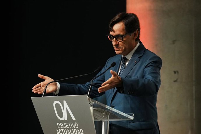 El líder del PSC, Salvador Illa, interviene durante el encuentro 'Objetivo Actualidad', en el Palacio Euskalduna, a 2 de octubre de 2023