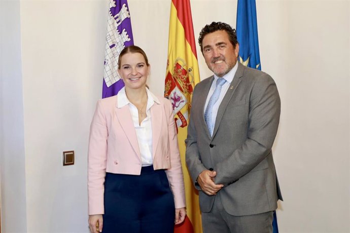 La presidenta del Govern, Marga Prohens, y el alcalde de Calvi, Juan Antonio Amengual.