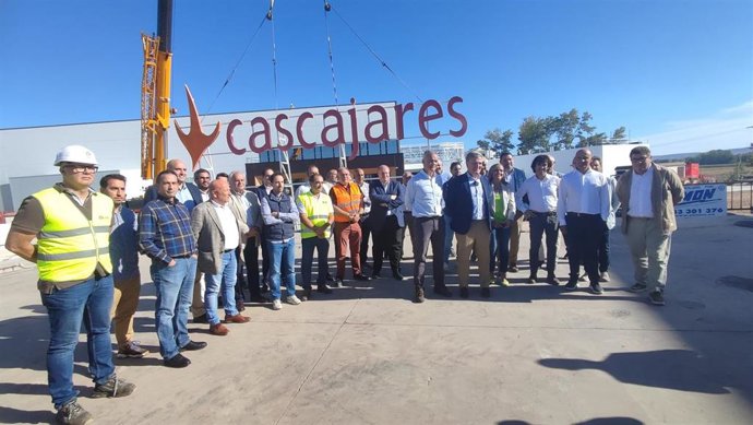 Colocación del letrero de Cascajares en la planta de Dueñas.