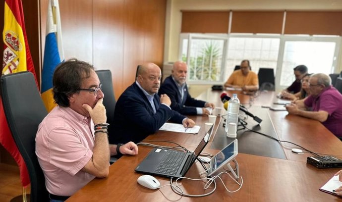 El director general de Salud Pública, José Díaz-Flores; el jefe del servicio de Epidemiología y Prevención, Amós García; y el pediatra Luis Ortigosa