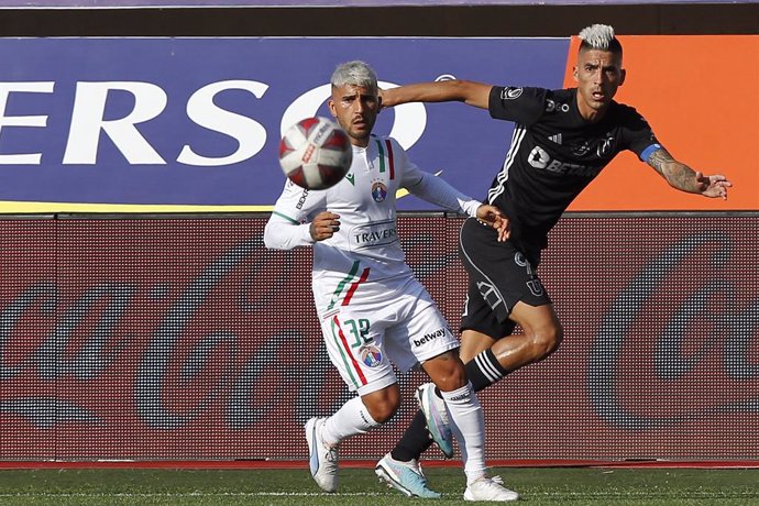 Futbol, Audax Italiano vs Universidad de Chile. Fecha 10, campeonato Nacional 2023. El jugador de Universidad de Chile Leandro Fernandez, izquierda derecha centro, disputa el balon con Gabriel Hachen de Audax Italiano durante el partido de primera