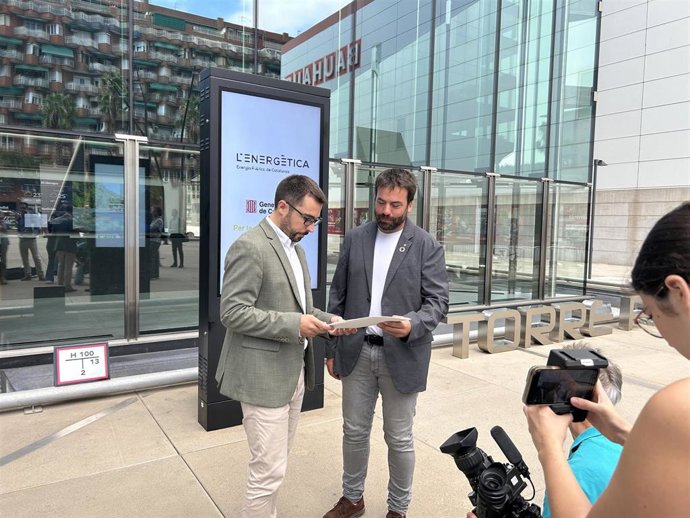 El director de la Energtica, Daniel Pérez, y el director de la Agncia de Residus de Catalunya, Isaac Peraire, durante el acuerdo se suministro de electricidad