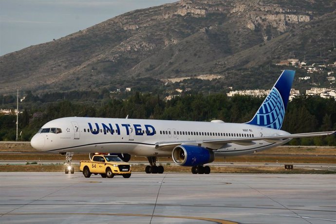 Archivo - Llegada al aeropuerto del vuelo directo Málaga-Nueva York de la compañía United Airlines