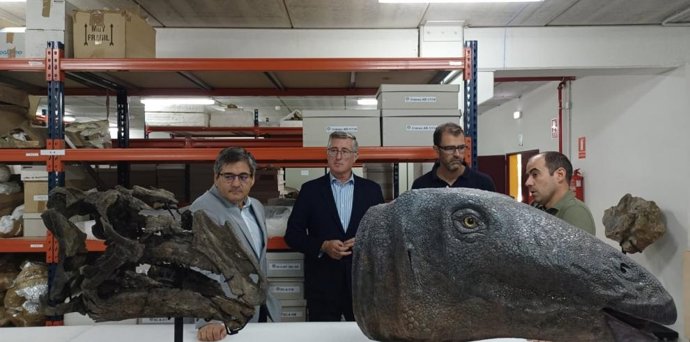 El consejero de Medio Ambiente y Turismo, Manuel Blasco, en su visita a Dinópolis