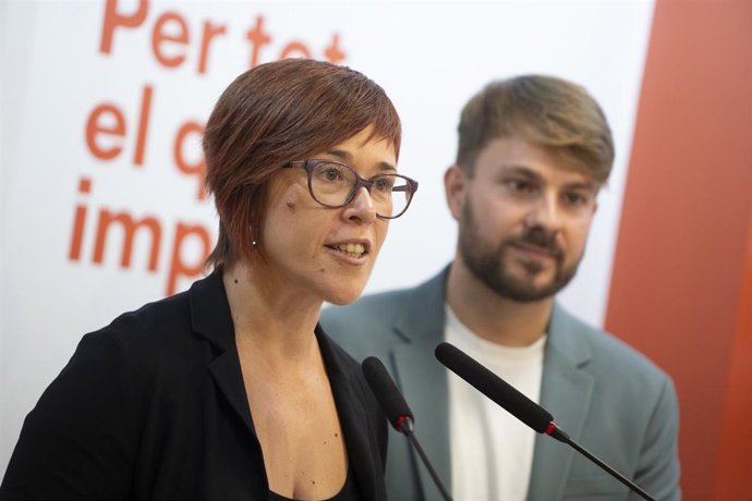 La portavoz de Compromís en el Congreso, gueda Micó, ofrece una rueda de prensa en la sede de Compromís, a 2 de octubre de 2023, en Valencia, Comunidad Valenciana (España).