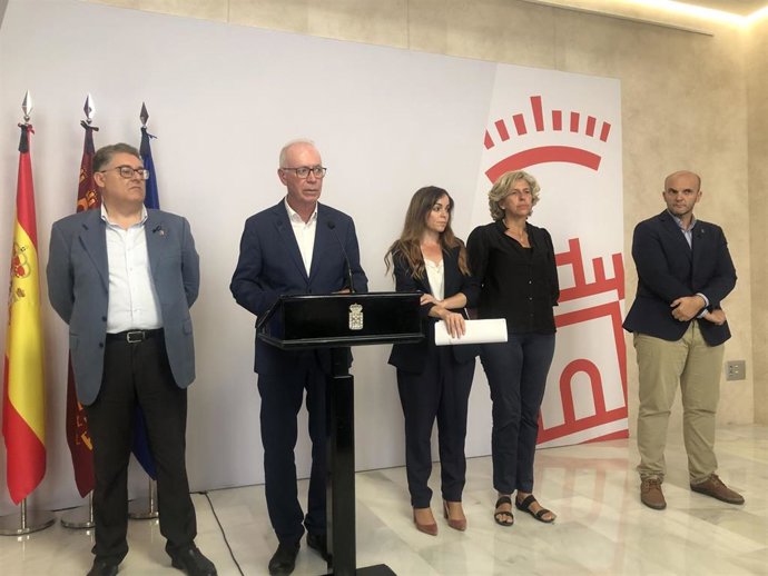 El anterior teniente de alcalde de Urbanismo y Transición Ecológica, Andrés Guerrero (PSOE), junto al actual teniente de alcalde de Planificación Urbanística, Huerta y Medio Ambiente, Antonio Navarro (PP), y Rebeca Pérez