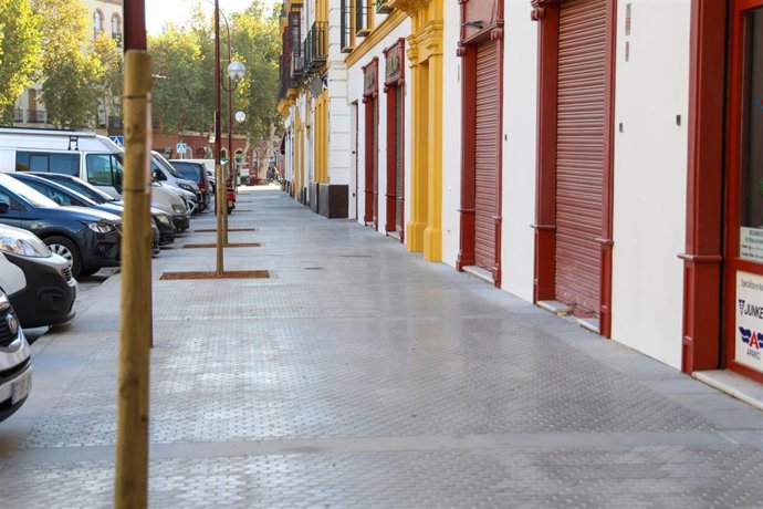Acerado de la calle Adriano tras la culminación de las obras, más accesible y con el doble de alcorques.