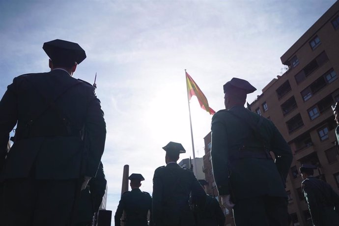 El izado de la bandera nacional da inicio a los actos conmemorativos de la patrona de la Guardia Civil en Logroño