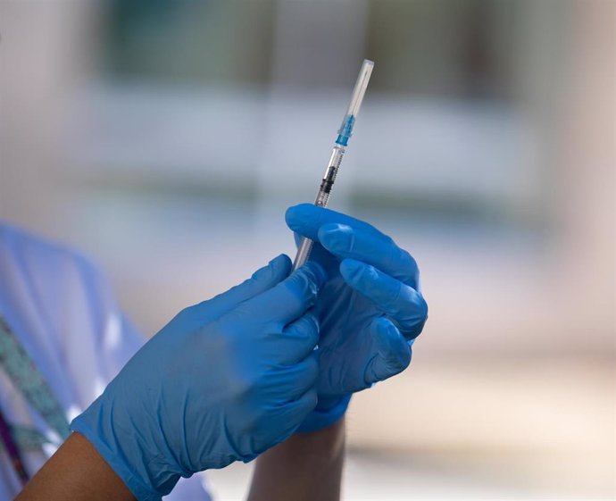 Una sanitaria prepara la vacuna durante el inicio de la campaña de vacunación, a 26 de septiembre de 2023, en L'Hospitalet de Llobregat, Barcelona, Catalunya (España). 