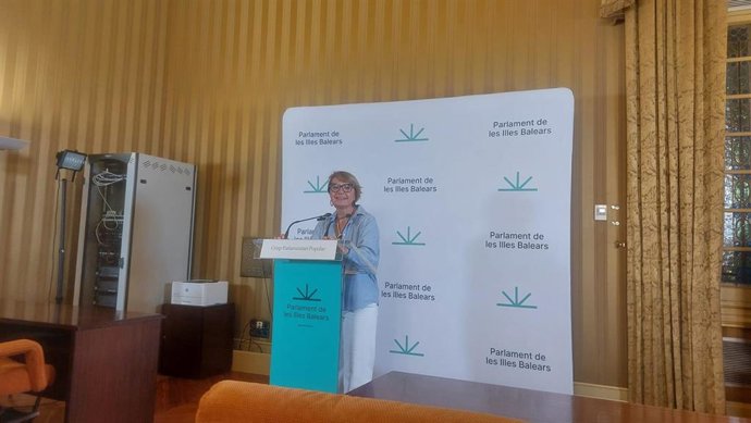 La portavoz adjunta del PP en el Parlament, Marga Durán, durante una rueda de prensa en el Parlament.