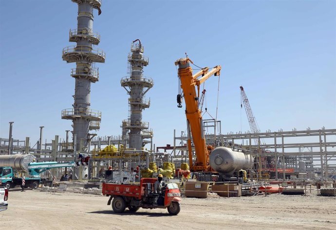 Archivo - Planta de procesamiento de gas natural en construcción en el campo petrolero de Maysan, en Irak