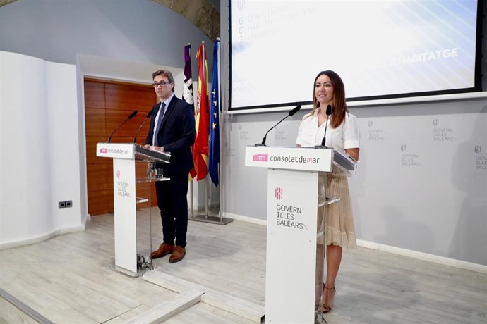 El portavoz del Govern, Antoni Costa, y la consellera de Vivienda, Marta Vidal.