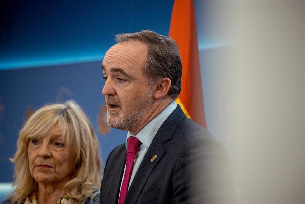 El presidente de UPN, Javier Esparza, ofrece una rueda de prensa tras reunirse con el Rey Felipe VI, en el Congreso de los Diputados