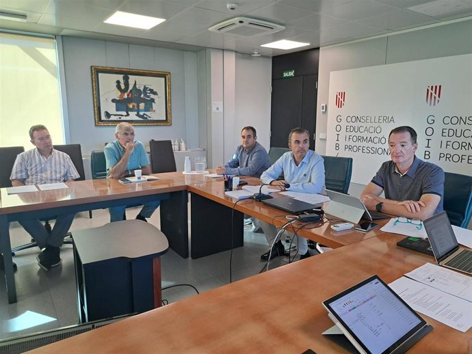 El conseller de Educación y Universidades, Antoni Vera, se reúne con el director del Centro Integrado de Formación Profesional náutico-pesquera de Baleares, Antoni Mulet.