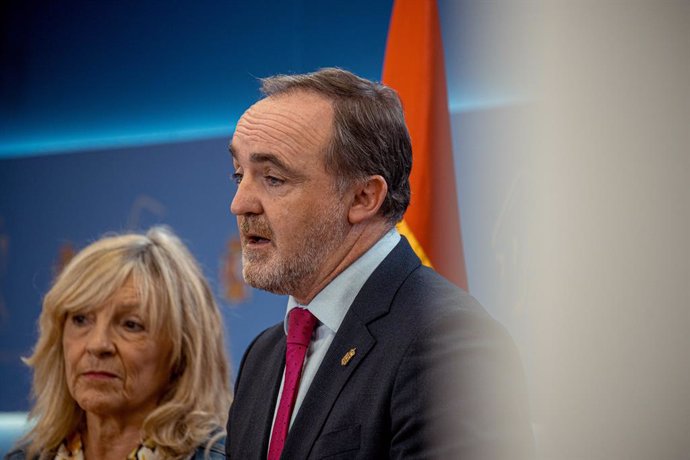 El presidente de UPN, Javier Esparza, ofrece una rueda de prensa tras reunirse con el Rey Felipe VI, en el Congreso de los Diputados, a 2 de octubre de 2023, en Madrid (España). Don Felipe ha iniciado hoy, en el Palacio de la Zarzuela, la segunda ronda 