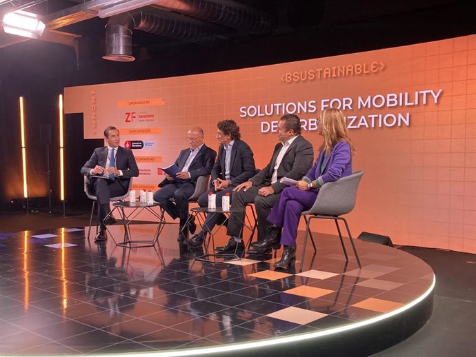 (I-D) El Directivo De BBVA, Jacobo Anaya; El Jefe De Medio Ambiente Del Puerto De Barcelona, Jordi Vila; El Responsable De División De Metro Madrid, Isaac Centellas; El Director De Emovili, Carlos González, Y La VP Corporativa De Moventia, Sílvia Martí.
