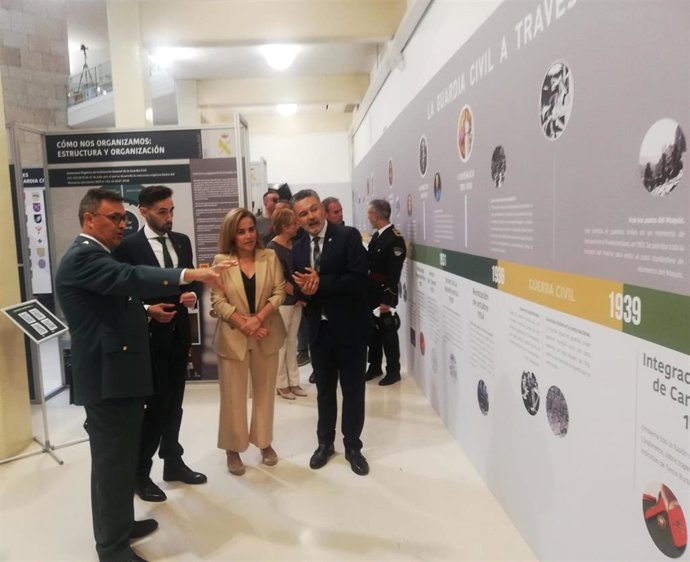 López, Arraiz y Escobar atienden a las explicaciones sobre la exposición de la Guardia Civil en el Ayuntamiento de Logroño