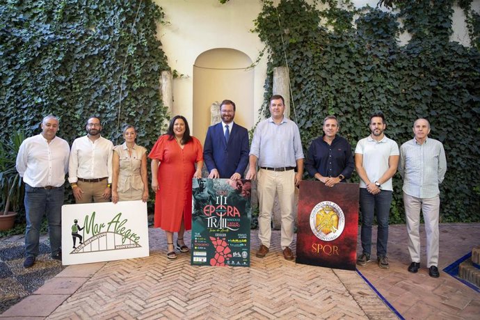 El delegado de Deportes en la Diputación, Antonio Martín (centro), en la presetación del Épora Trail Tierra de Aceite.