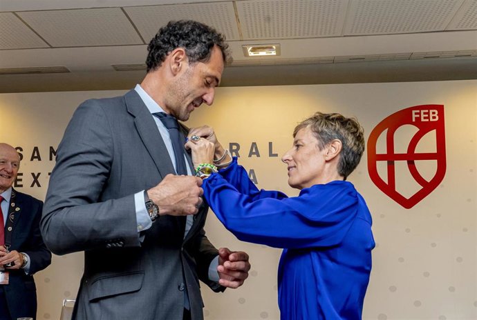 La presidenta de la Federación Española de Baloncesto (FEB), Elisa Aguilar, haciendo entrega a Jorge Garbajosa de la 'Insignia de Oro' de la FEB.