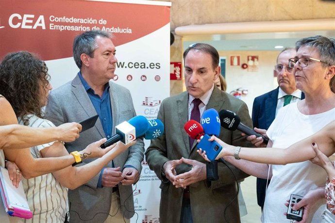 El presidente de la Confederación de Empresarios de Andalucía, Javier Gónzález de Lara, junto al el secretario general del PSOE-A, Juan Espadas.