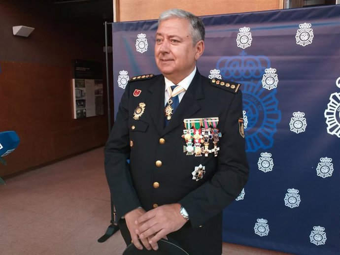 El comisario jefe de la Comisaría del Cuerpo Nacional de Policía de Gijón, Dámaso Colunga, antes del acto de la festividad de los Santos Ángeles Custodios, patrón de la Policía Nacional, en el recinto ferial gijonés 'Luis Adaro'.
