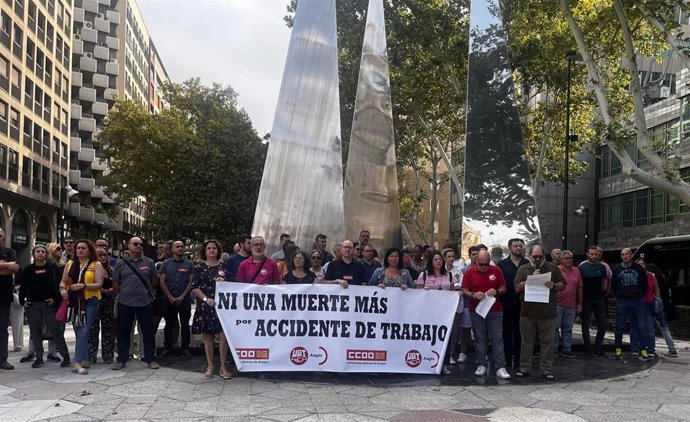 Concentración de UGT y CCOO en Zaragoza para reclamar medidas ante la siniestralidad laboral.