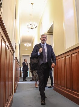 Archivo - El nuevo presidente del Gobierno de Canarias, Fernando Clavijo, tras la segunda jornada del Pleno del debate de investidura del nuevo presidente del Gobierno de Canarias, en el Parlamento de Canarias, a 12 de julio de 2023, en  Santa Cruz de T