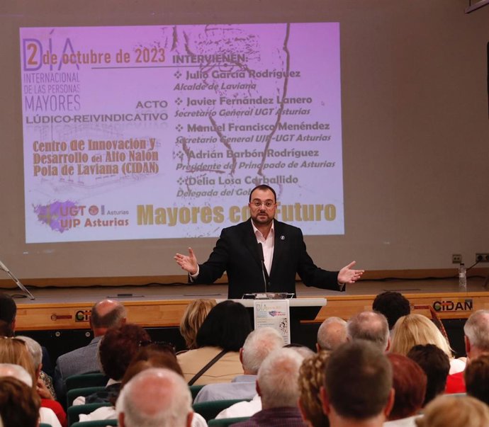 Adrián Barbón, en el centro