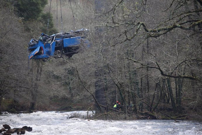 Archivo - Una grúa participa en la labor de izado del autobús accidentado para sacarlo del cauce del río Lérez, a  27 de diciembre de 2022, en Cerdedo-Cotobade, Pontevedra, Galicia (España). Un servicio de grúas se ha desplazado al lugar con el objetivo