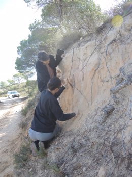 Rosa María Poch y Ana Polo-Díaz en la toma de muestras de depósitos cercanos para determinar el origen de las dunas.