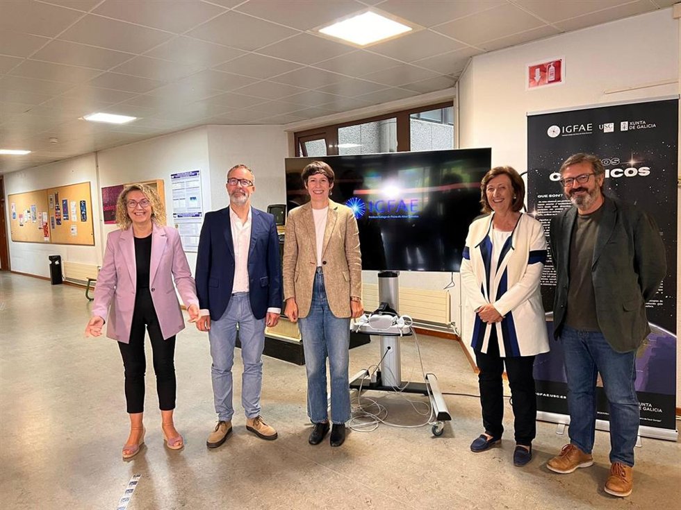 La portavoz nacional del BNG, Ana Pontón, visita el  Instituto Galego de Física de Altas Enerxías (IGFAE). En la foto, la vicerrectora de Innovación y el director del centro, además de los diputados del BNG Luís Bará y Cristina Fernández