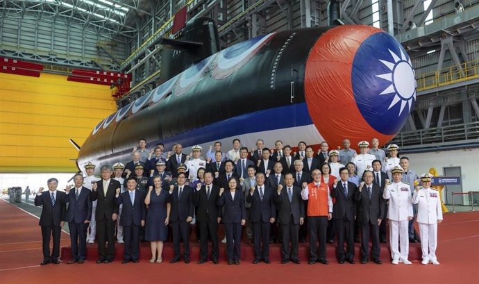 La presidenta de Taiwán, Tsai Ing Wen, posa junto a los miembros del Gobierno y varios altos cargos del Ejército ante el submarino.