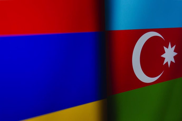Archivo - Banderas de Armenia y Azerbaiyán