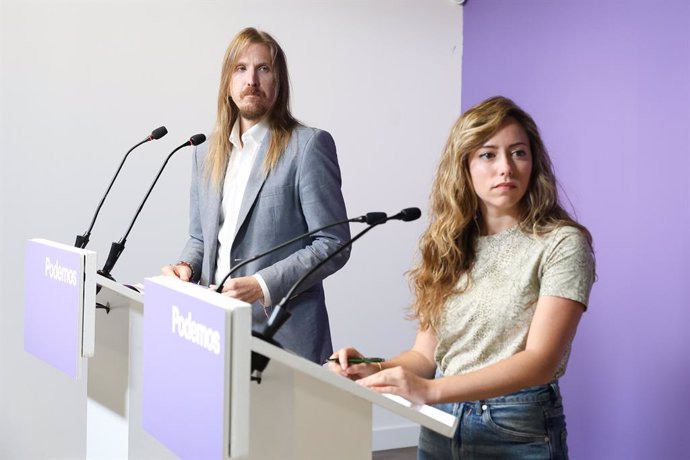El portavoz de Podemos, Pablo Fernández, y la secretaria de Acción Institucional de Podemos, María Teresa Pérez ,durante una rueda de prensa, a 2 de octubre de 2023, en Madrid (España).