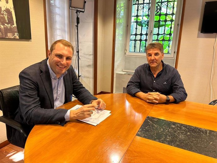 El secretario general y portavoz de FORO Asturias en la Junta General, Adrián Pumares, se reunió esta mañana con el presidente de la Asociación de Hemofilia de Asturias (Ahemas), José Manuel Quiñones,