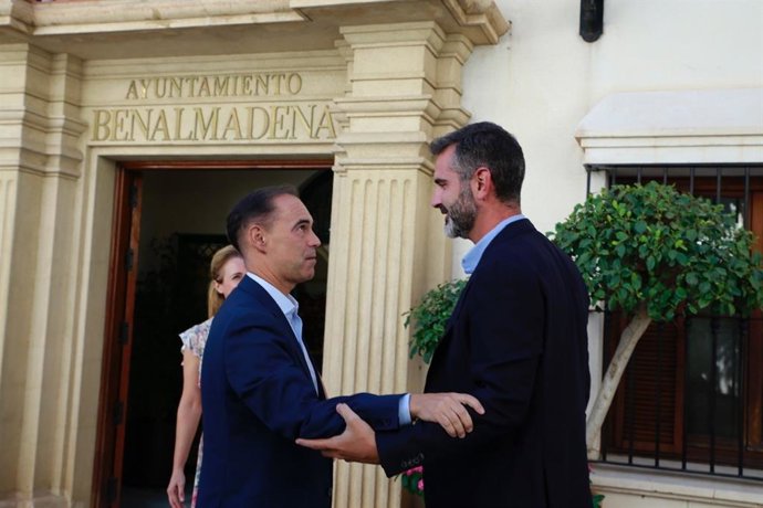 El consejero de Sostenibilidad, Medio Ambiente y Economía Azul, Ramón Fernández-Pacheco, visita el Ayuntamiento de Benalmádena (Málaga) .