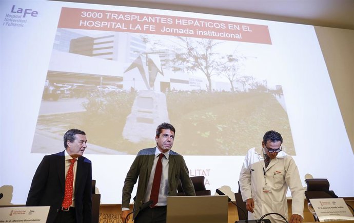 (I-D) El conseller de Sanidad de la Generalitat Valenciana, Marciano Gómez; el presidente de la Generalitat, Carlos Mazón, y  el gerente del Departamento de Salud, José Luis Poveda Andrés,  durante la inauguración de la jornada '3.000 trasplantes hepáti