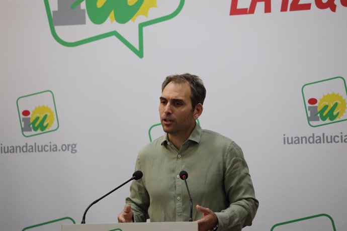 El coordinador de IU Andalucía, Toni Valero, este lunes en rueda de prensa.