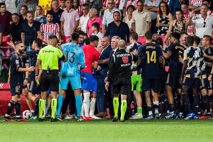 Carlo Ancelotti, Head coach of Real Madrid calm to his players after the red card to Nacho Fernandez during the Spanish league, La Liga EA Sports, football match played between Girona FC and Real Madrid at Estadi de Montilivi